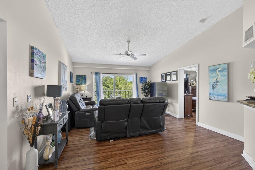 Beautiful third floor condo located in the desirable community - photo 25