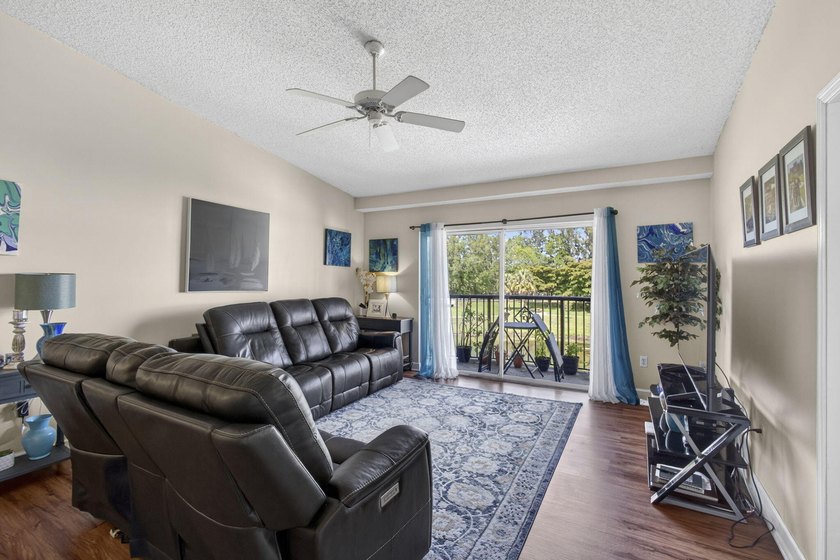 Beautiful third floor condo located in the desirable community - photo 26