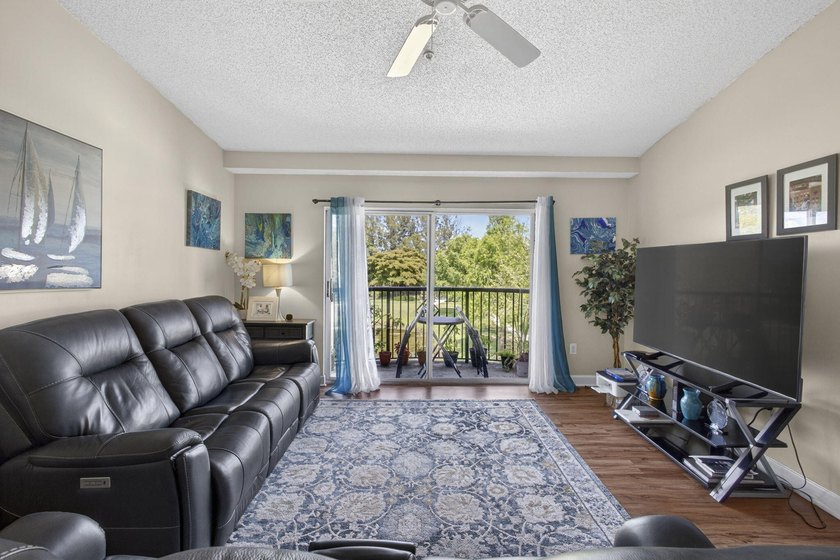 Beautiful third floor condo located in the desirable community - photo 28