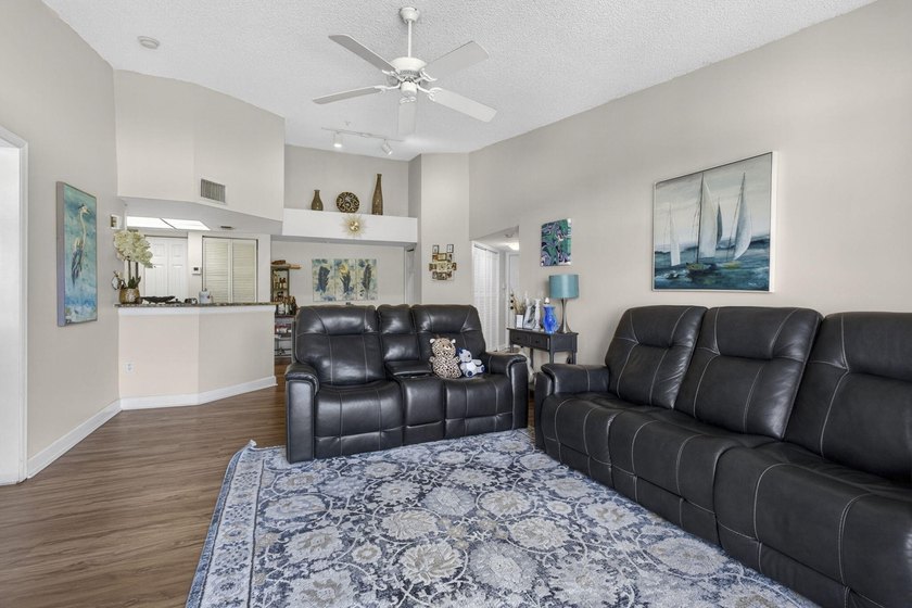 Beautiful third floor condo located in the desirable community - photo 30