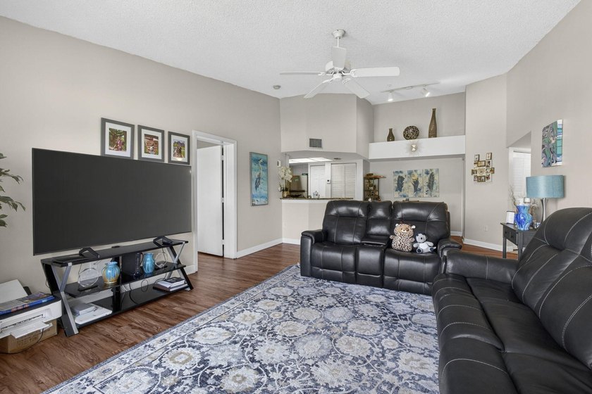 Beautiful third floor condo located in the desirable community - photo 31