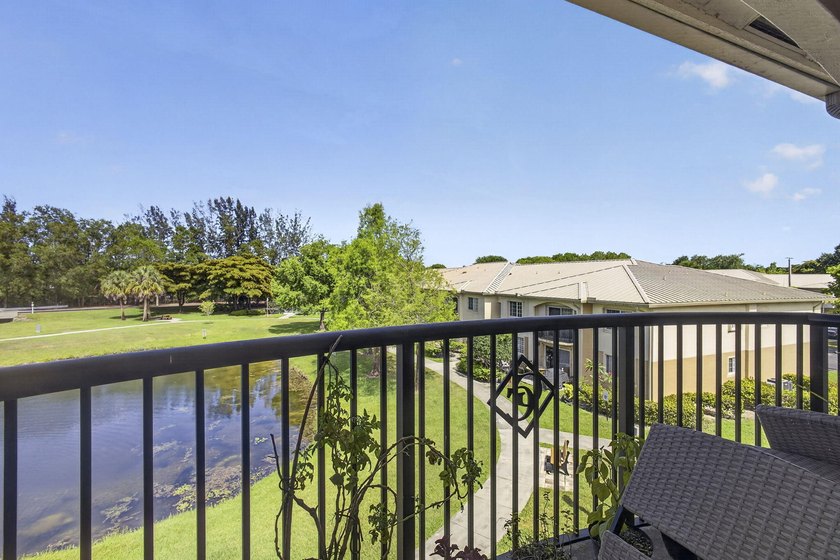 Beautiful third floor condo located in the desirable community - photo 32