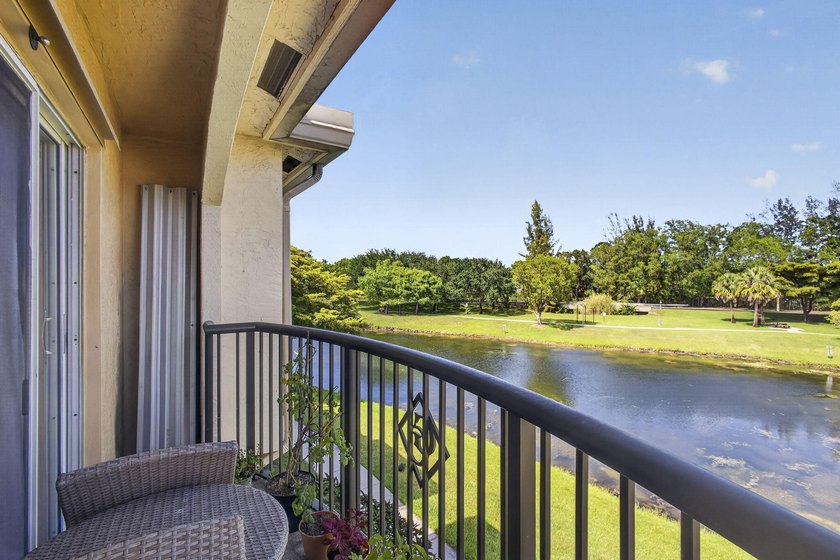 Beautiful third floor condo located in the desirable community - photo 36