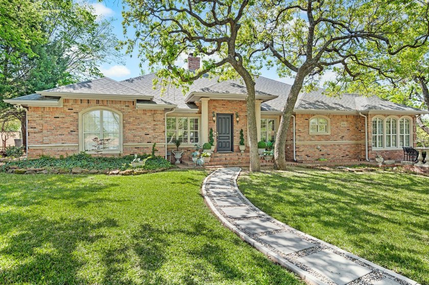 Set beneath a canopy of mature trees, there is an ease to this - photo 39