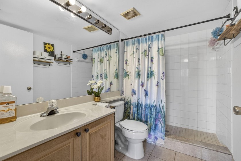 Beautiful third floor condo located in the desirable community - photo 42