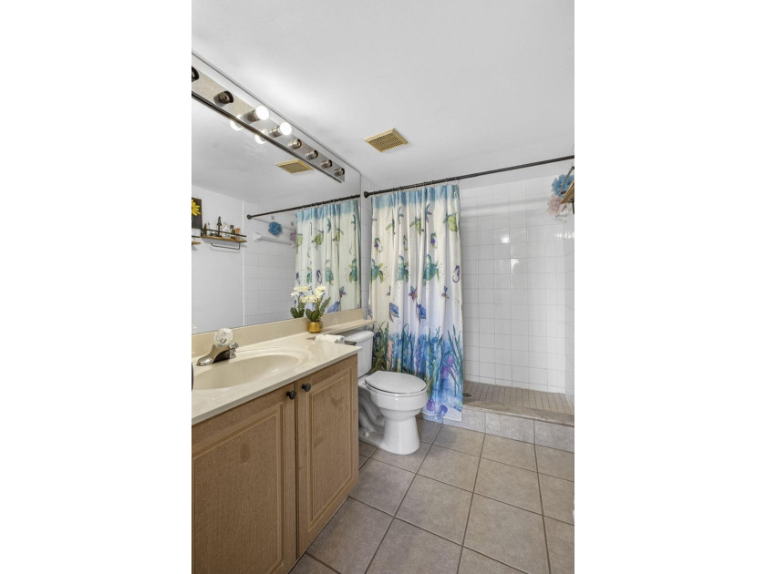 Beautiful third floor condo located in the desirable community - photo 43