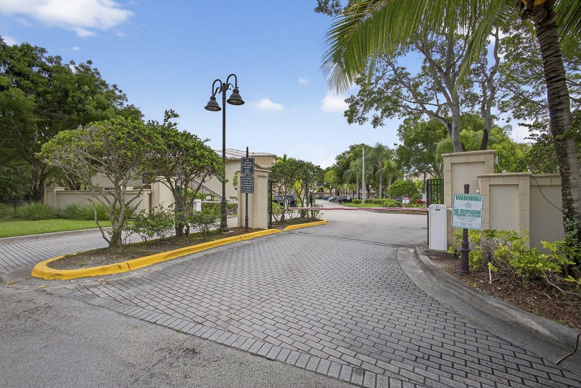 Beautiful third floor condo located in the desirable community - photo 44