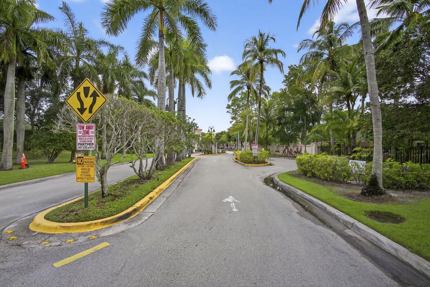 Beautiful third floor condo located in the desirable community - photo 45