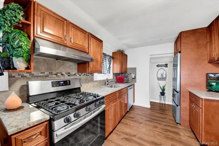 Welcome to 6 Edgewater Park, a beautifully maintained 3-bedroom - photo 8