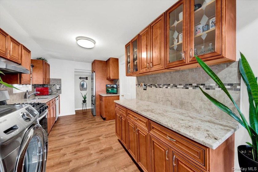 Welcome to 6 Edgewater Park, a beautifully maintained 3-bedroom - photo 10