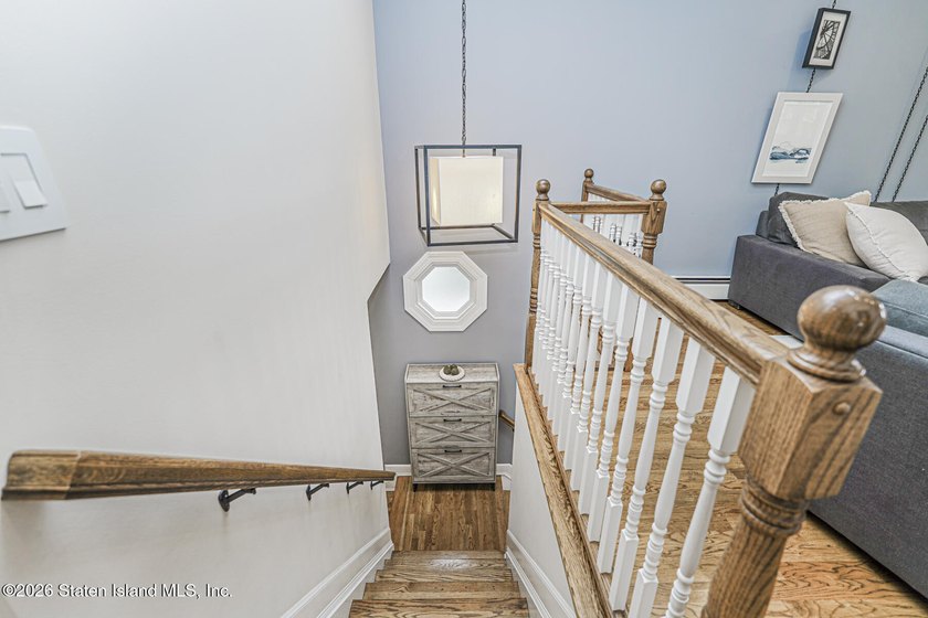 Main house has 3 bedrooms 3 baths - Side ground level apartment - photo 13