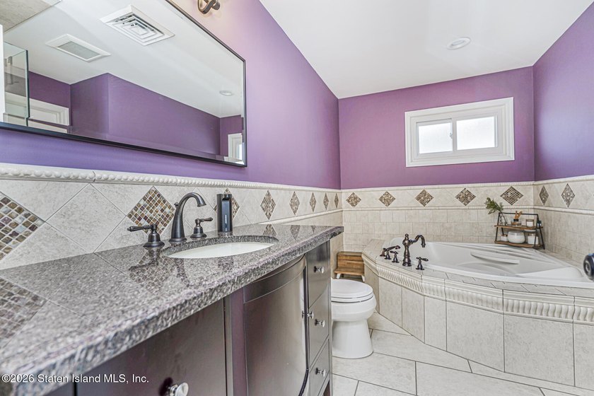 Main house has 3 bedrooms 3 baths - Side ground level apartment - photo 22