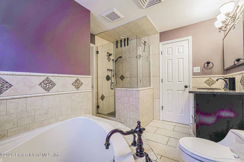 Main house has 3 bedrooms 3 baths - Side ground level apartment - photo 23