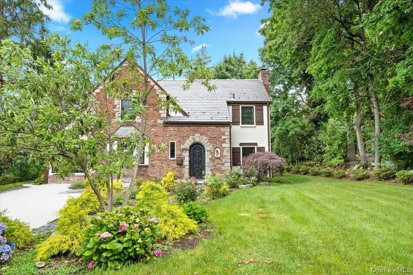 Welcome to this beautifully renovated Tudor, ideally located in - photo 2