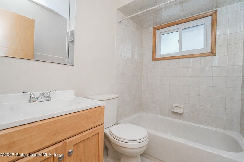 Main house has 3 bedrooms 3 baths - Side ground level apartment - photo 42
