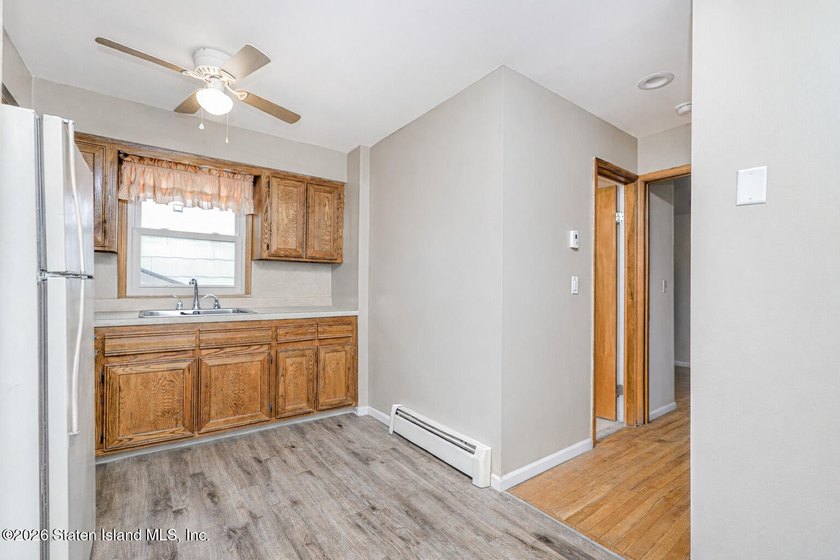 Main house has 3 bedrooms 3 baths - Side ground level apartment - photo 44