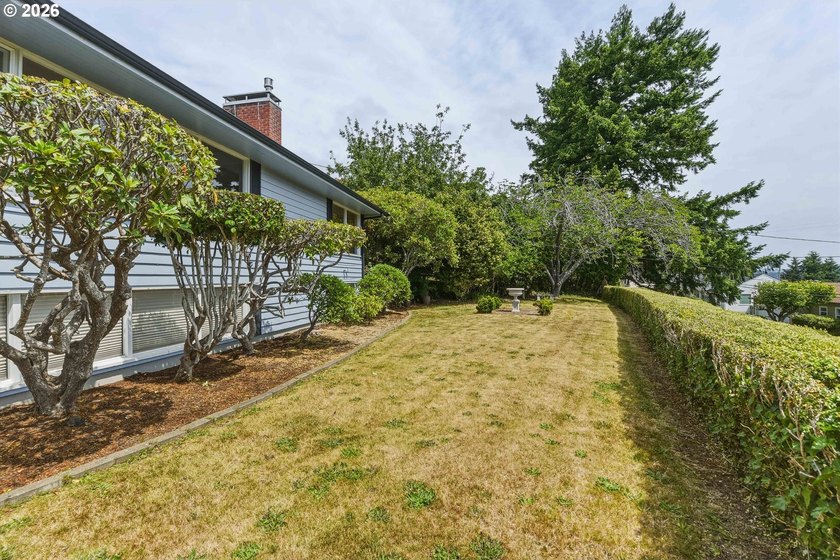 Meticulously maintained Mingus Park home situated on a large - photo 2