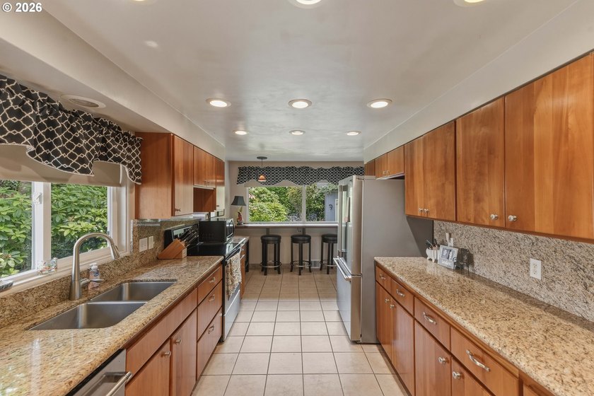 Meticulously maintained Mingus Park home situated on a large - photo 8
