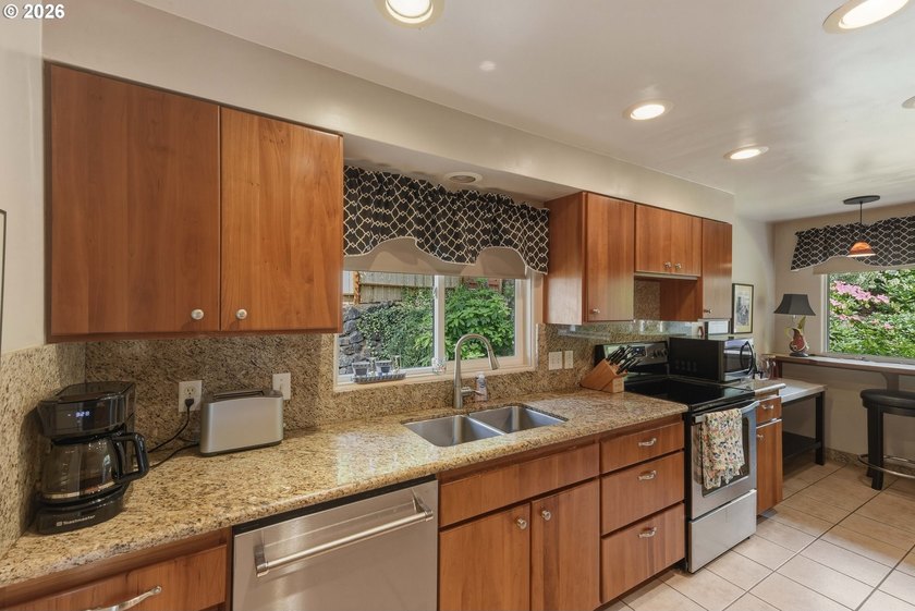 Meticulously maintained Mingus Park home situated on a large - photo 9