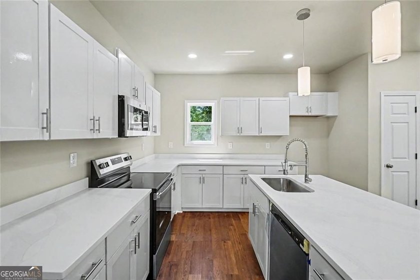 Brand new construction in great lake front development, Crystal - photo 12