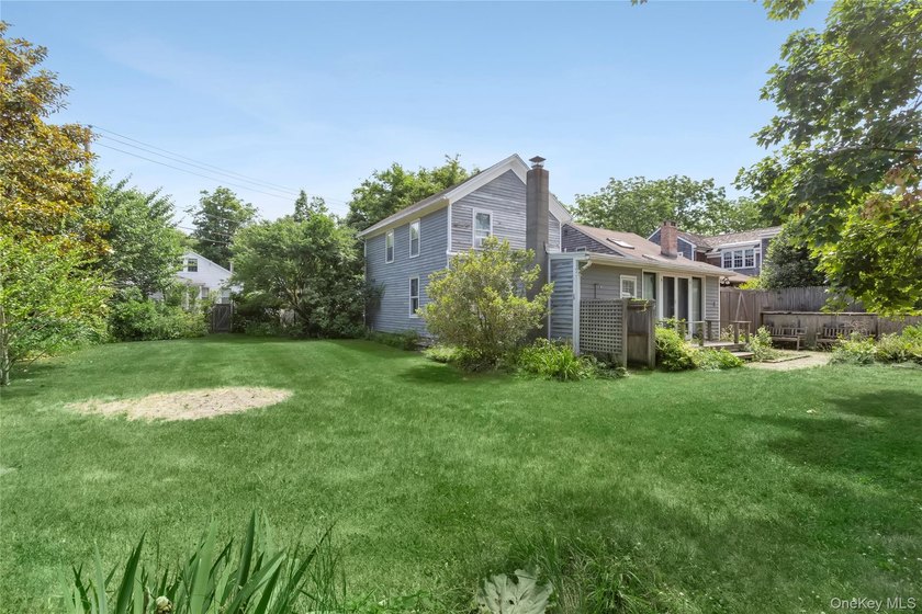 Charming mid 1800s traditional perfectly situated within sight - photo 3