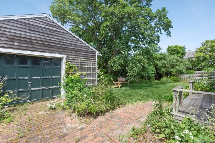 Charming mid 1800s traditional perfectly situated within sight - photo 4