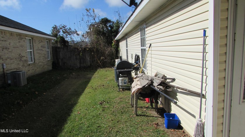 Great investor opportunity. 3bedroom 2bath fixer 1073 square - photo 11