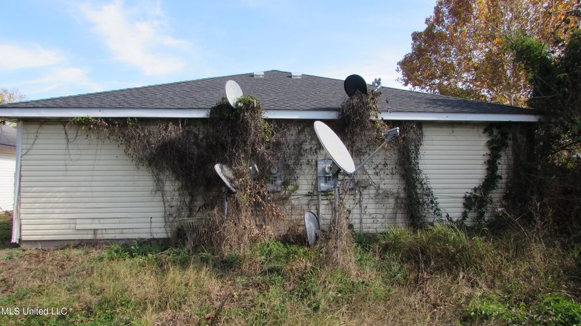 Great investor opportunity. 3bedroom 2bath fixer 1073 square - photo 13