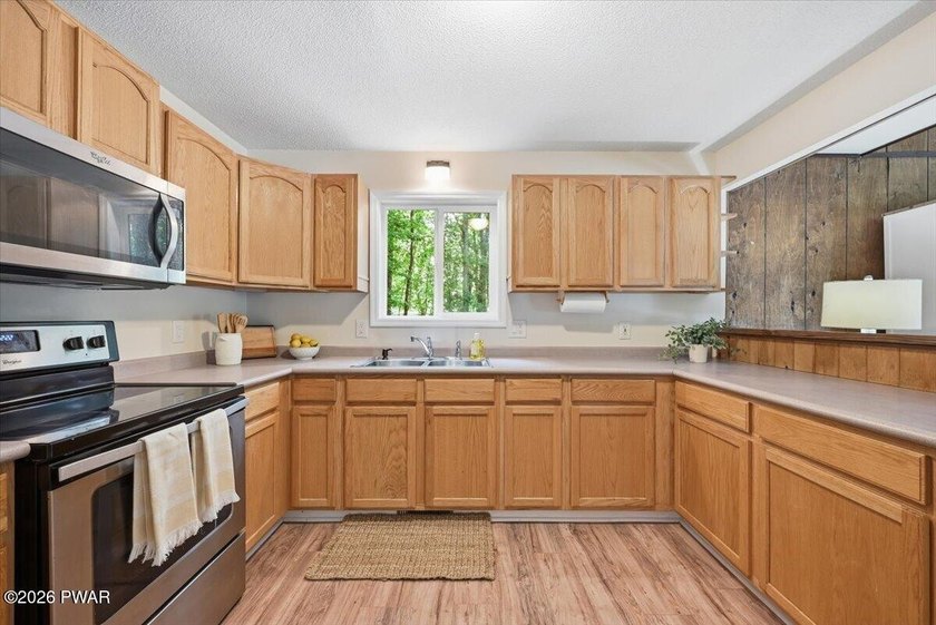 Beautifully maintained, thoughtfully updated, and truly move-in - photo 30