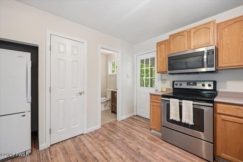 Beautifully maintained, thoughtfully updated, and truly move-in - photo 34