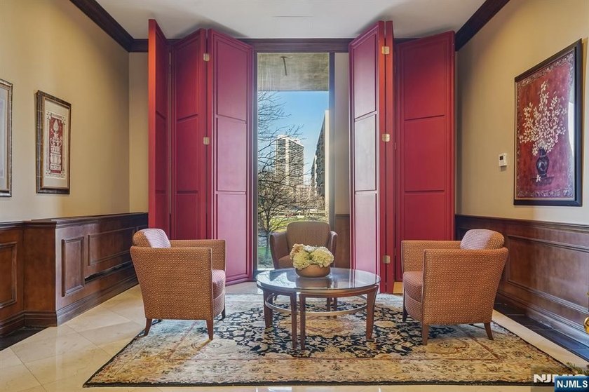 Stunning 1-Bedroom Co-op with Hudson River &amp; GWB Views Welcome - photo 3