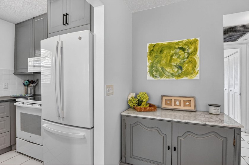Bright and beautifully updated, this first-floor corner - photo 4