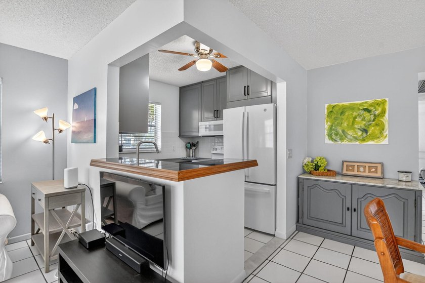Bright and beautifully updated, this first-floor corner - photo 6