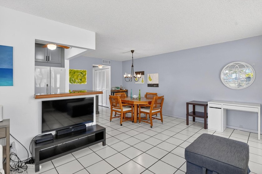 Bright and beautifully updated, this first-floor corner - photo 9