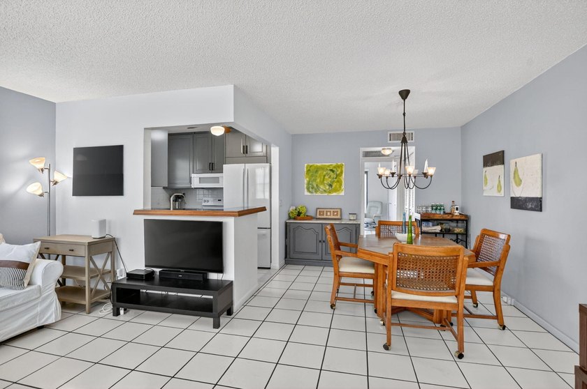 Bright and beautifully updated, this first-floor corner - photo 10