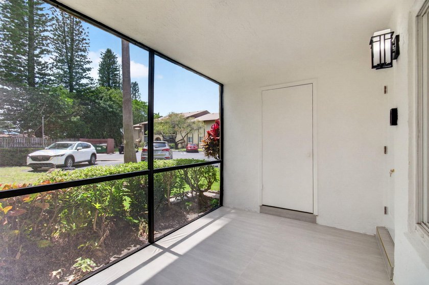 Fully Remodeled &amp; Move-In Ready! This stunning, fully renovated - photo 4