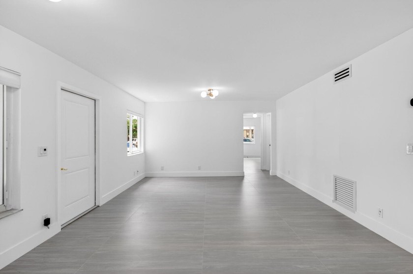 Fully Remodeled &amp; Move-In Ready! This stunning, fully renovated - photo 8