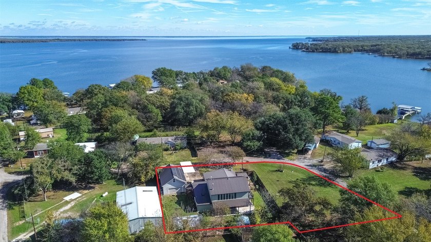 Discover this beautiful 5 bedroom, 4 bath 2 story home located - photo 2
