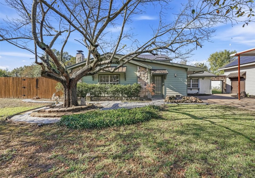 Discover this beautiful 5 bedroom, 4 bath 2 story home located - photo 4