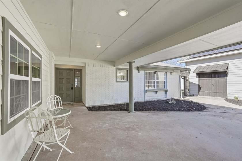 Discover this beautiful 5 bedroom, 4 bath 2 story home located - photo 6