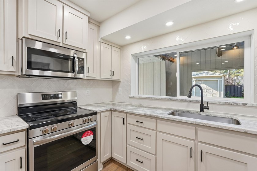 Discover this beautiful 5 bedroom, 4 bath 2 story home located - photo 8