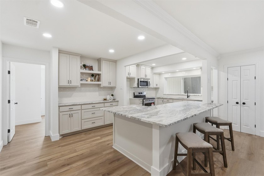 Discover this beautiful 5 bedroom, 4 bath 2 story home located - photo 10
