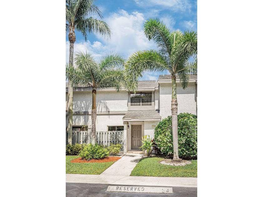 Beautifully remodeled, lakefront townhouse located in desirable - photo 2