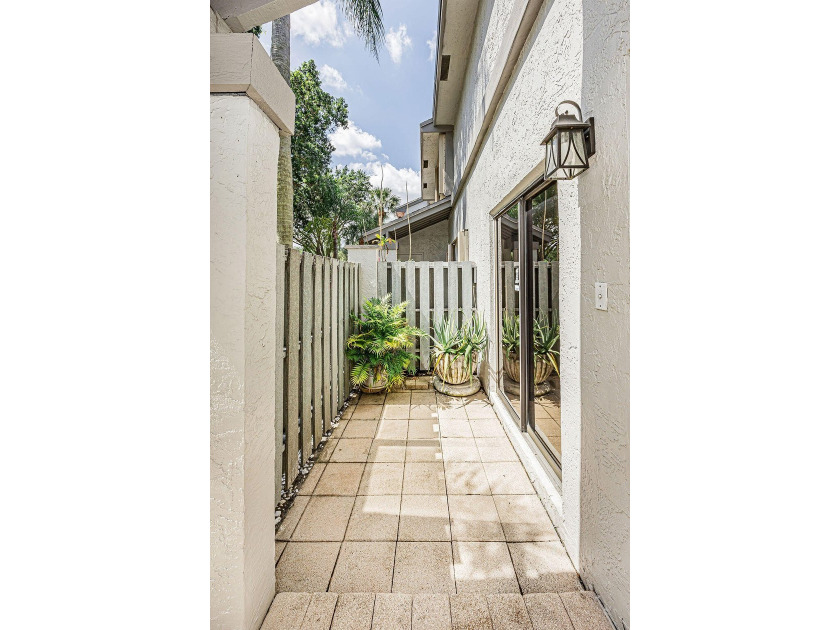 Beautifully remodeled, lakefront townhouse located in desirable - photo 3