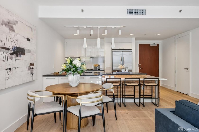 BLU 2 bedroom unit with a HUGE approx. 400 square foot private - photo 14