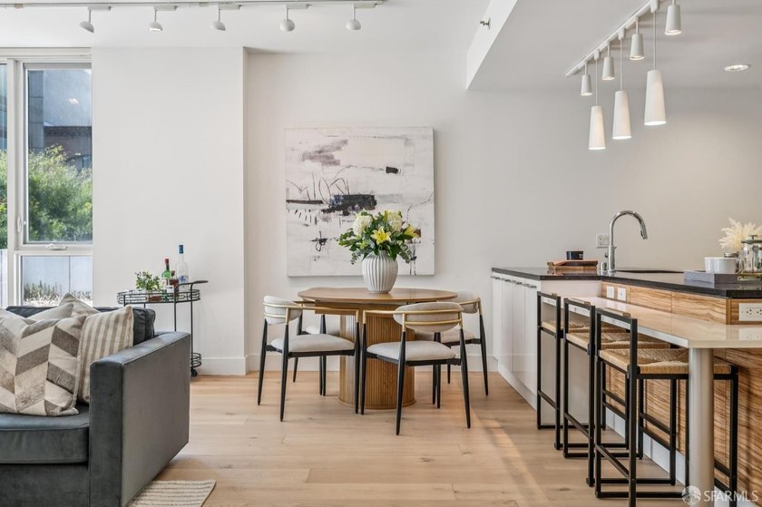 BLU 2 bedroom unit with a HUGE approx. 400 square foot private - photo 15