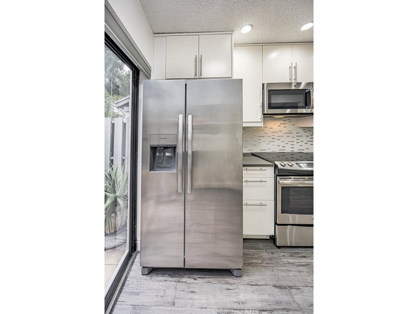 Beautifully remodeled, lakefront townhouse located in desirable - photo 6