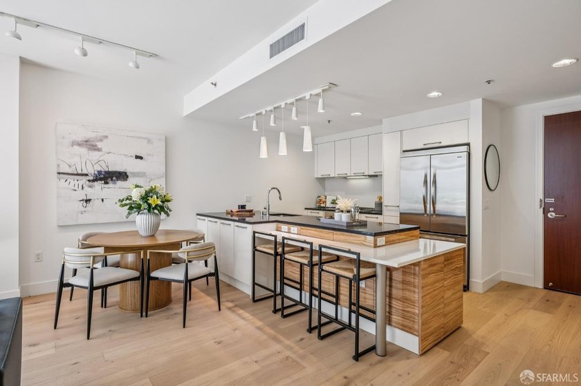 BLU 2 bedroom unit with a HUGE approx. 400 square foot private - photo 16