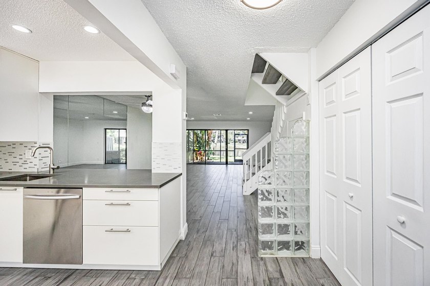 Beautifully remodeled, lakefront townhouse located in desirable - photo 7