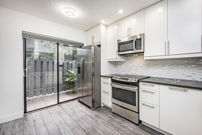 Beautifully remodeled, lakefront townhouse located in desirable - photo 8